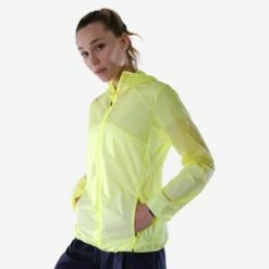 Quechua Veste Coupe Vent Ultra Légère De Randonnée Rapide Femme FH 500 Hélium Wind Jaune 7 Quechua Veste Coupe Vent Ultra Légère De Randonnée Rapide Femme FH 500 Hélium Wind Jaune -Nabaiji veste coupe vent ultra legere de randonnee rapide femme fh 500 helium wind jaune 2